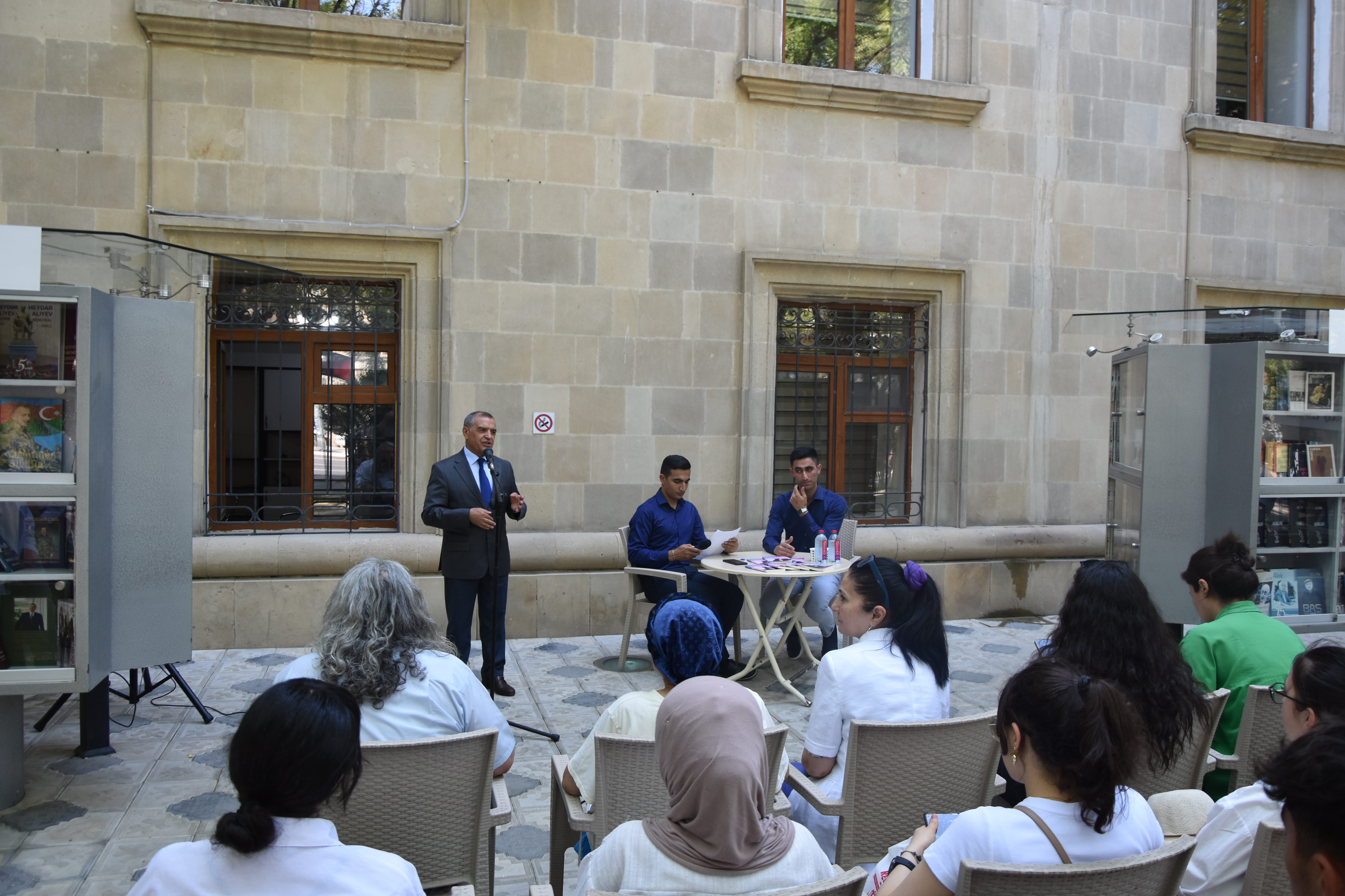 Milli Kitabxananın nəzdində fəaliyyət göstərən Açıq kitabxana-sərbəst mütaliə bölməsində 20 yanvar - Ümumxalq Hüzn Gününə həsr olunmuş tədbir keçirilib. 